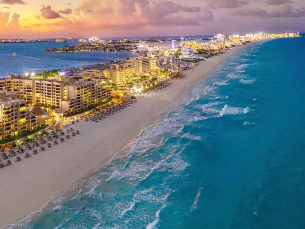 the hotel zone of cancun at night