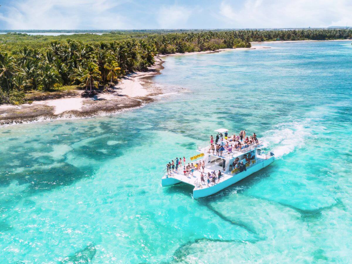 Isla mujeres private boat tours - visiting isla contoy from isla mujeres