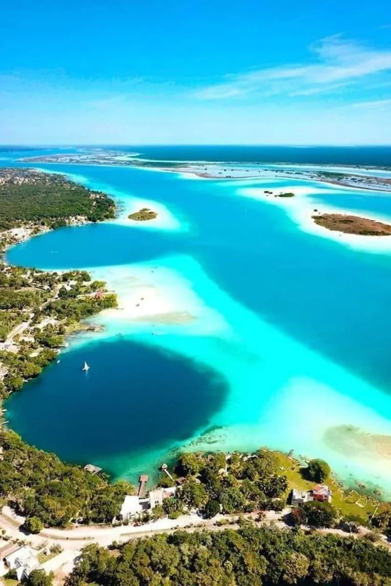 Laguna Bacalar Bacalar lagoon and cenote azul